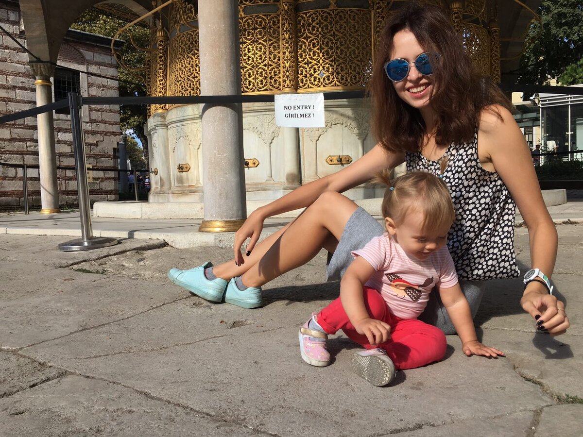 Бессовестная мать притащила ребенка в Ая-Софию :) 