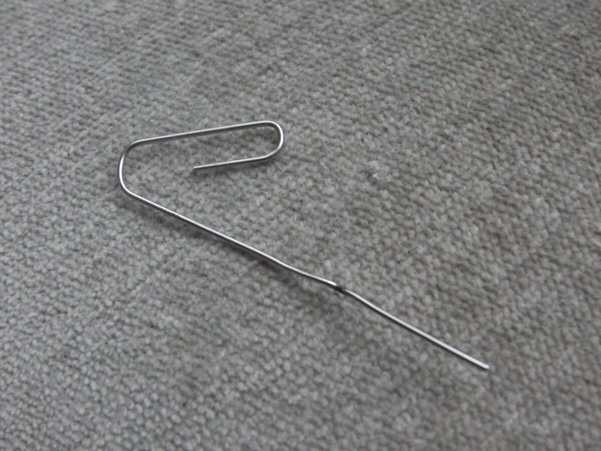 Разогнутая скрепка. Фото автора