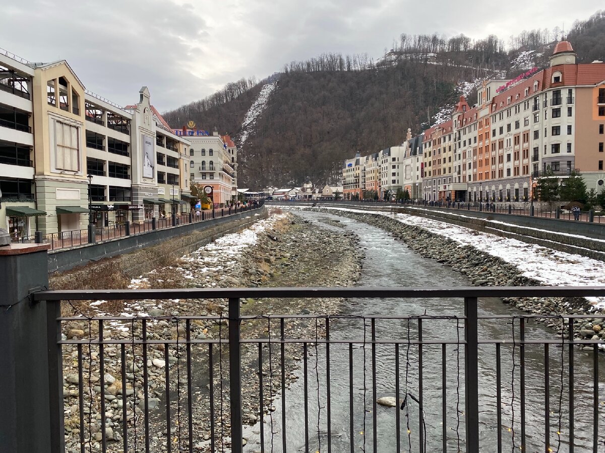 Вид с моста на реку