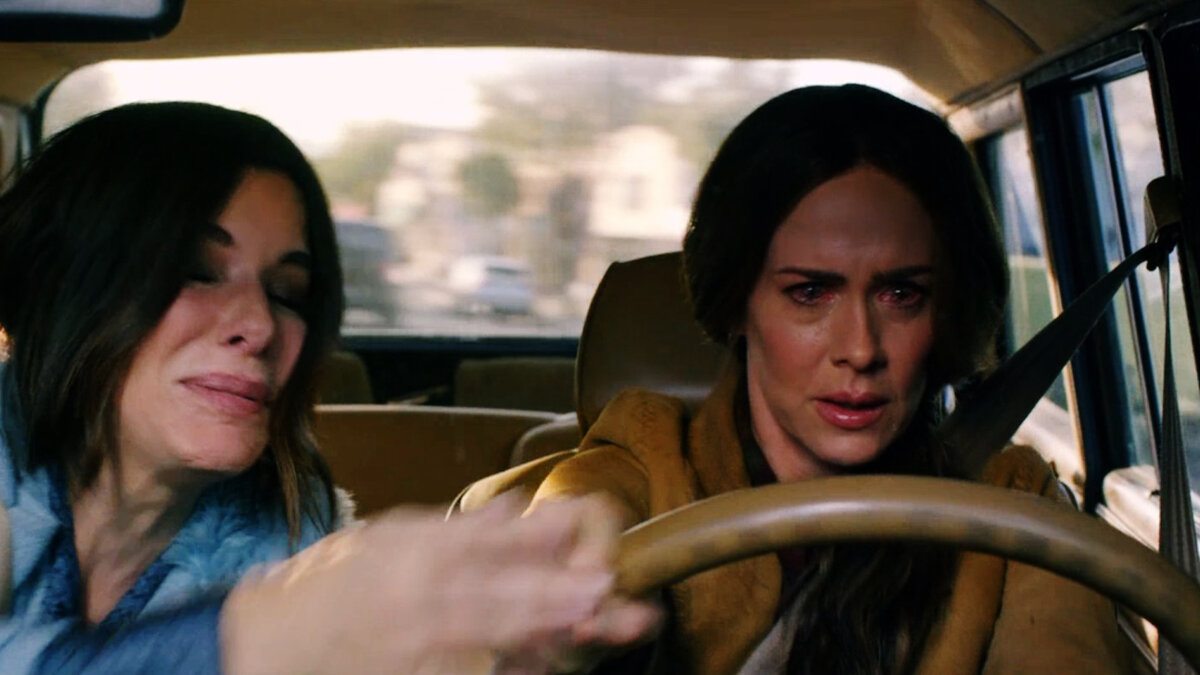 Кадр из фильма (Мэлори в ужасе не понимает почему её сестра вдруг начала врезаться на машине во всё)