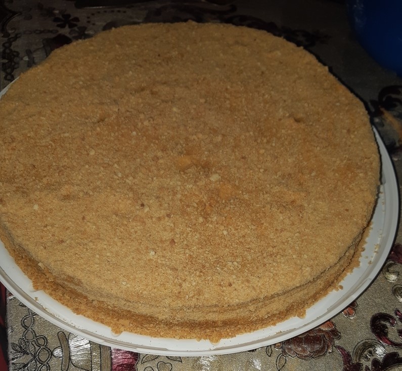 Коржи:  Ұн (мука)- 500 грамм(2,5 200 граммдық стакан)
Бал (мед) -100 грамм (1,5 үлкен қасық)
Жұмыртқа (яйцо)- 2 шт.
Тұз (соль)- 1 шымшу (щепотка)
Сары май (Сливочное масло)-70 грамм
Ас тұзы (Пищевая сода)- 1 кишкентай қасық
Қант (Сахар)- 200 грамм
  
Крем:
тәтті сүт (вареная сгущенка) -360 грамм
Қаймақ (сметана) – 400 грамм
Сары май (Сливочное масло)-90 грамм

Коржды дайындау тәсілі:
	Кишкентай кастрюль немесе басқа ыдысқа бал мен майды қосып плитаға қойып ерітеміз, бірақ қайнатпаймыз. Еріген массаны алып ішіне ас содасын қосып жақсылап араластырамыз. Содан кейін тұз бен қантты қосып араласытырып кишкене суытамыз. Ол суығанша жұмыртканы басқа ыдысқа сары мен ағын жақсылап араластырып суыған массаға қосамыз. Бәрін араластырған соң қайта плитаға қойып қант ерігенше араластырып отырамыз. Қант еріген соң плитадан алып кишене суытып (жылы болу керек) ішіне біртіндеп ұн қосып қамыр илейміз. 
	Қамырды 9 бөлшекке бөліп, жайып духовкада 180 градуста 5 минуттай писирип аламыз. Дайын корждарға (орысша-коржи) кремді жағып өзінізге ұнағандай әрлеп әдемілеп аласыз.

Кремді дайындау тәсілі:
	Тәтті сүт, қаймақ, үй температурасында еріген сары майды қосып блендермен араластырамыз. Крем дайын!

Астарыныз дәмді болсын!!!!!!!!!!!!!!!!!!!!!!!!!!