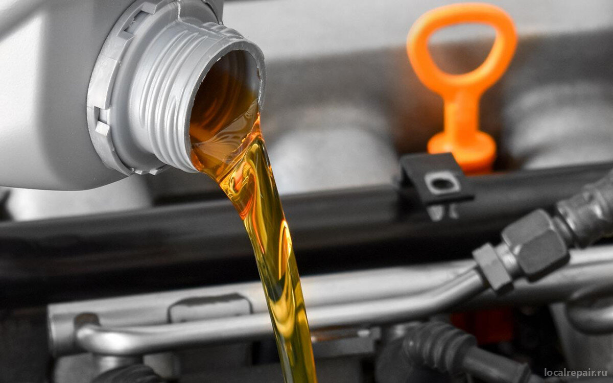 От качества и вида моторного масла зависит работоспособность многих систем автомобиля, а порой и всего автомобиля. Часто автовладельцы не понимают, какое моторное масло выбрать, на что обратить внимание и в чем их отличие.
Содержание статьи

Виды моторных масел
ТОП 20 лучших моторных масел
От качества и вида моторного масла зависит работоспособность многих систем автомобиля, а порой и всего автомобиля. Часто автовладельцы не понимают, какое моторное масло выбрать, на что обратить внимание и в чем их отличие. Здесь мы собрали ТОП 20 моторного масел по мнению самих владельцев автомобилей. Учтены все преимущества и недостатки каждого из них.

Виды моторных масел

Первоначально стоит понимать, что существует несколько видов масел. Всего их три основных вида:

Синтетические моторные масла. В основные компоненты входят химические вещества. Часто имеют свойство очищения двигателя внутреннего сгорания. Не теряет своих свойств практически в условиях любой температуры.
Минеральные автомобильные масла. Их получают в процессе перегонки нефти. Многие его характеристики уступают синтетическим маслам. В холодную погоду они густеют.
Полусинтетическое моторное масло. Что-то среднее между минеральными и синтетическими маслами.