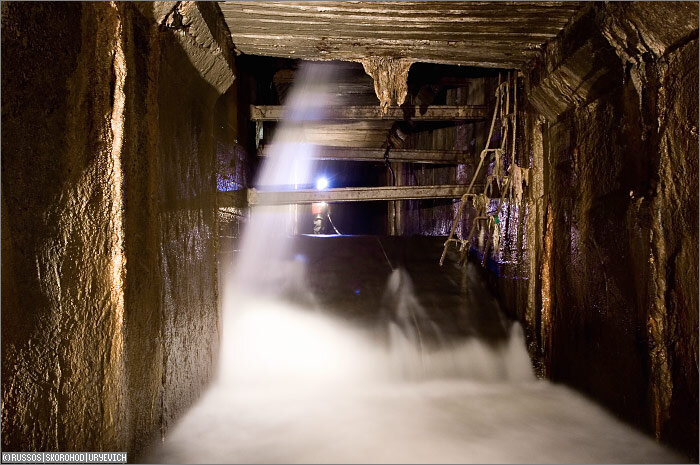 Заставка, «нагнетающая» музыка.