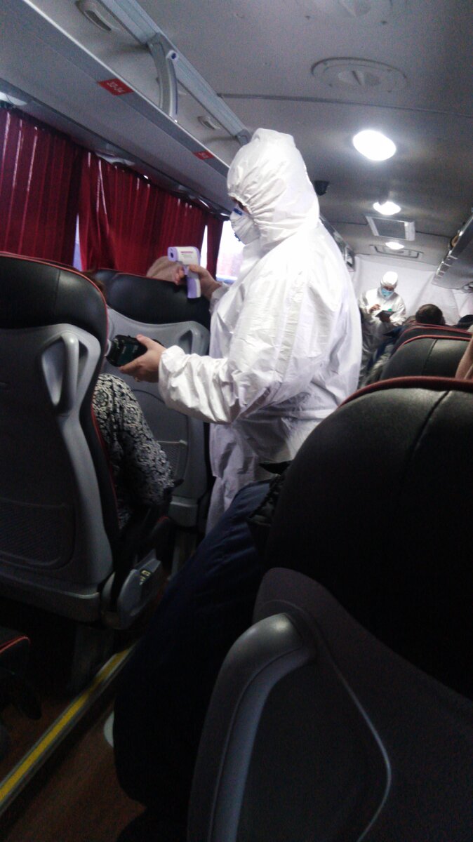 Зимой работал на месторождении Газпром, там было всё очень строго, были созданы беспрецендентные меры безопасности. Буферная зона, карантин, затем повторная задача анализа на пцр и только после того разрешали выезжать на работу на месторождении. Весной приехал на месторождения Роснефть, тут даже маски никто не носит и нет ни какого контроля. Видимо ситуация стабилизировалась и корона вирус пошёл на спад. По крайней мере я не слышал ни про хотя бы одного заболевшего. 