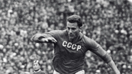 Виктор Понедельник в атаке