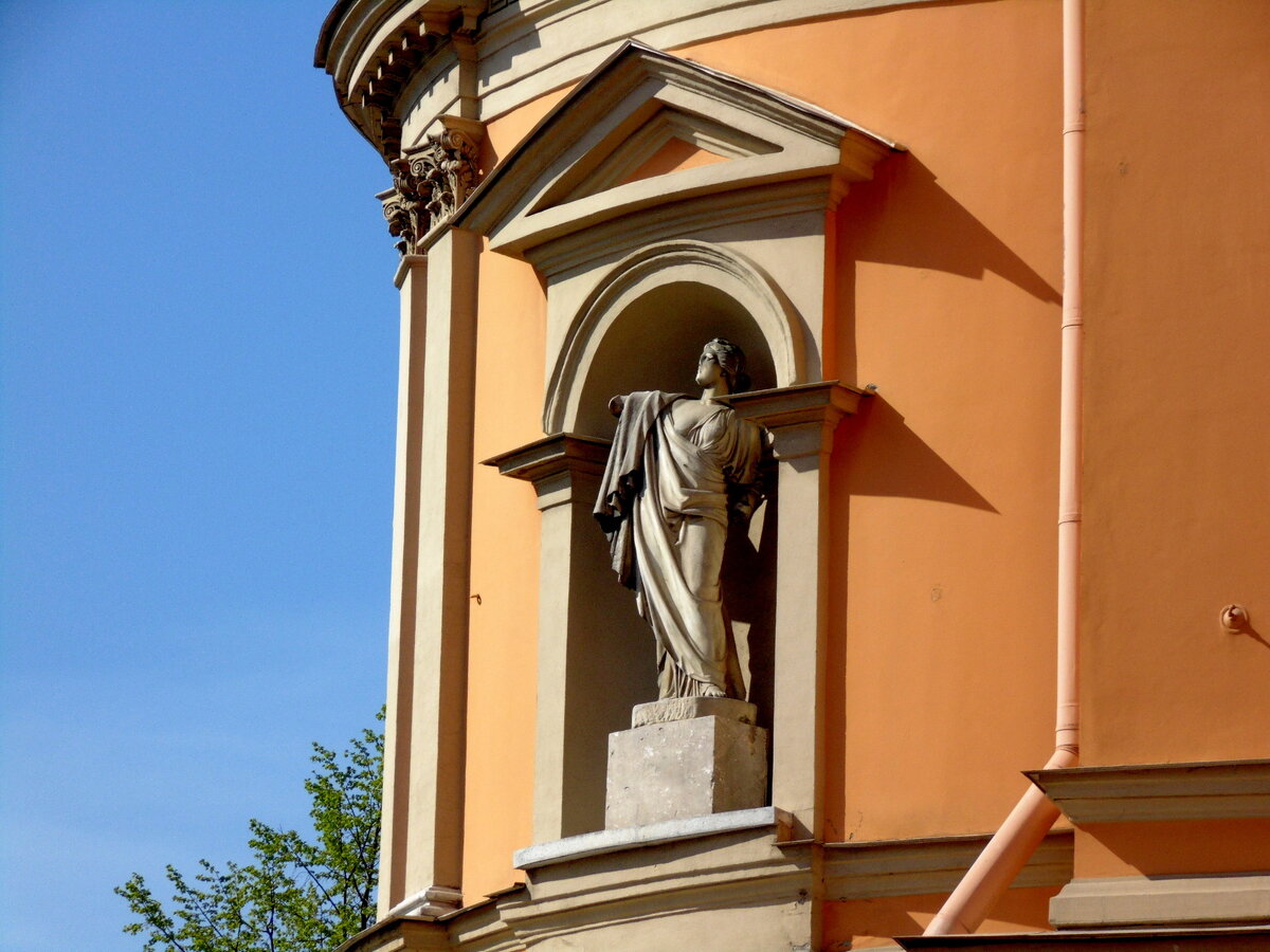 Михайловский замок - удивительное строение. Оторваться от него невозможно! Все фото автора