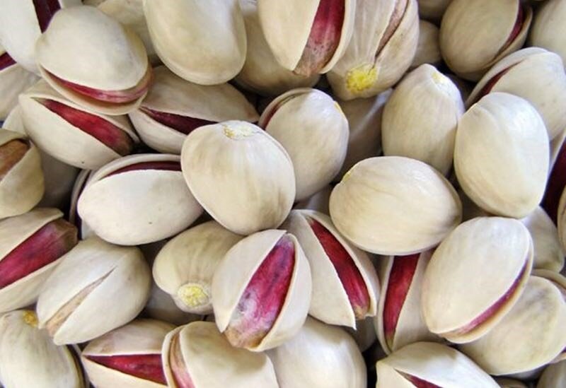 Почему фисташки розовые, красные, зеленые (внутри)?