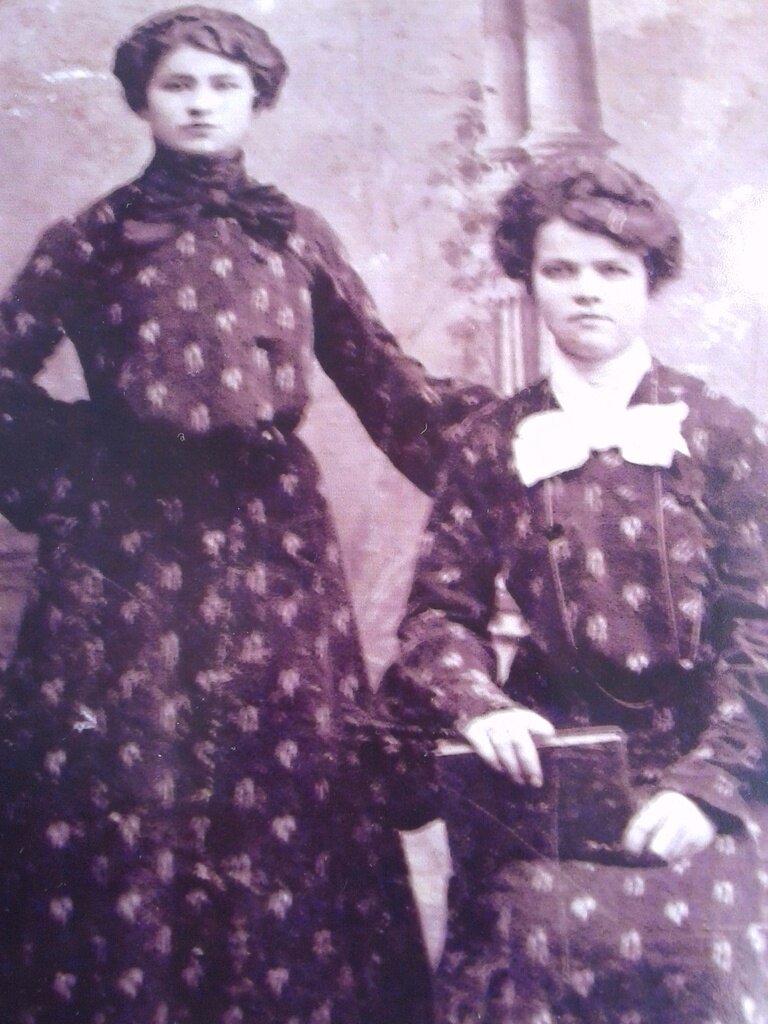 Сестры Черкасовы. Неизвестный автор, 1900 год, г. Брянск, из архива Натальи Хоревой.