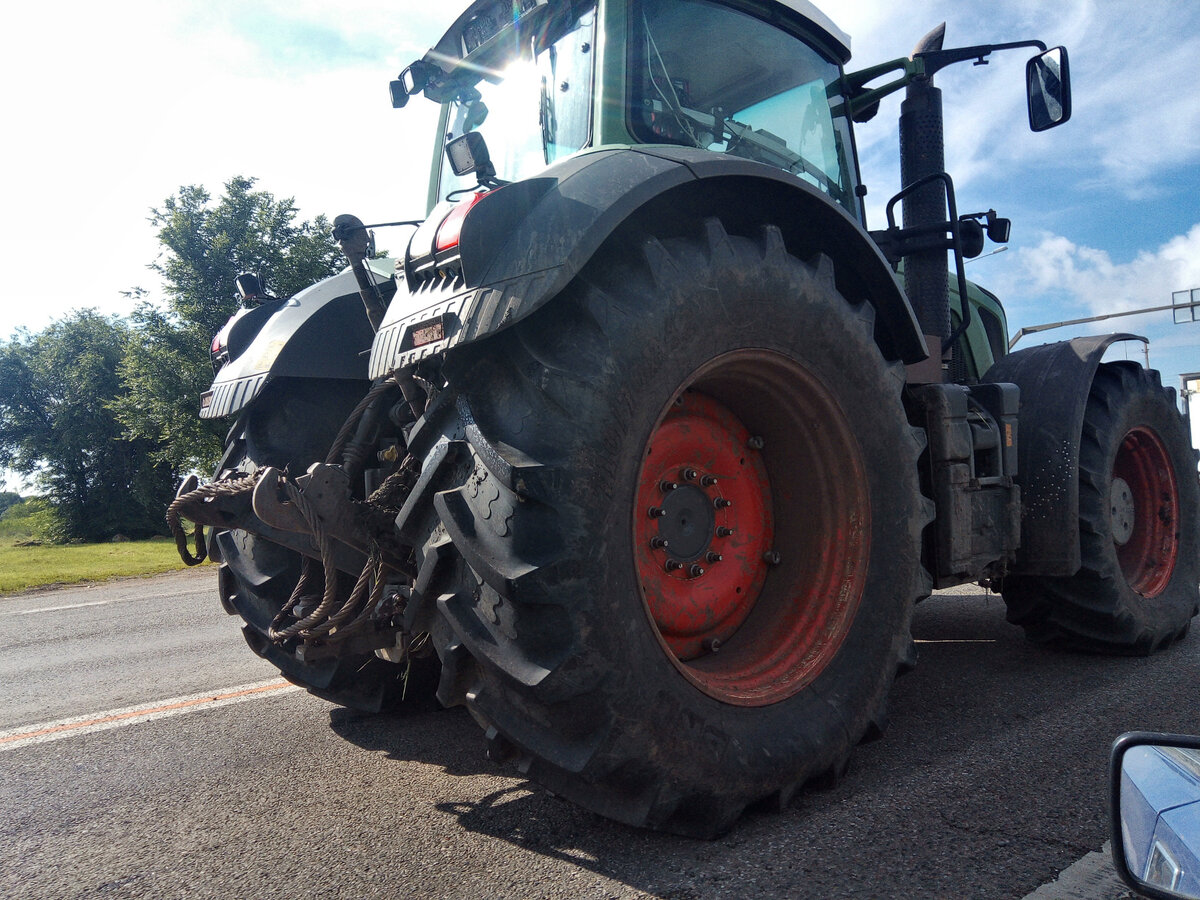 Трактор на дороге