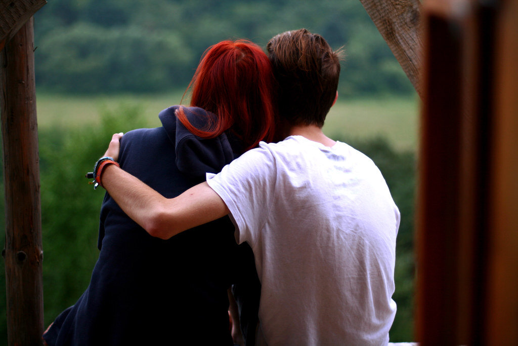 Фото рыжая девушка и парень со спины