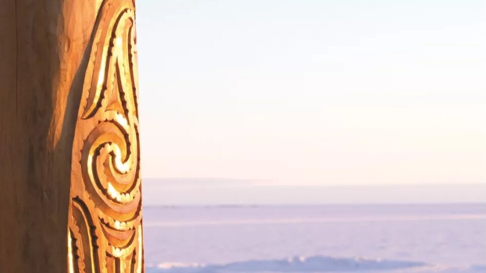 Резной столб с символами маори, который стоит в Антарктиде. Установлен он был после официального открытия континента