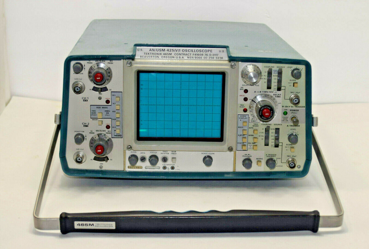 Какой осциллограф. Осциллограф Tektronix 465. Tektronix 1947 год осциллограф. Tektronix 4105. Осциллограф аналоговый с1-167.