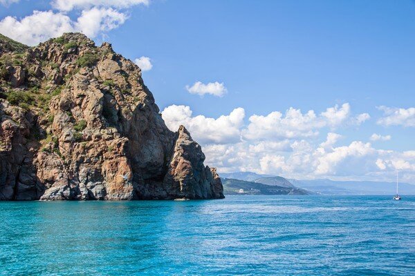 Да, мы очень многое можем представить себе ... если  конечно имеем опыт переживаний, связанный с тем, из чего мы всё  придумываем. И это неплохо, если у тебя всё это есть ... С Воскресением  Вас!

Крым ... Гурзуф ... Аю-Даг ...

  