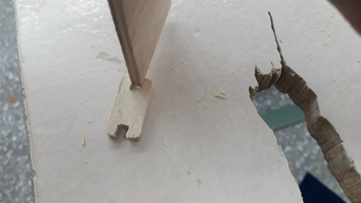 Подгоняю пропилы в детали под толщину фанеры.