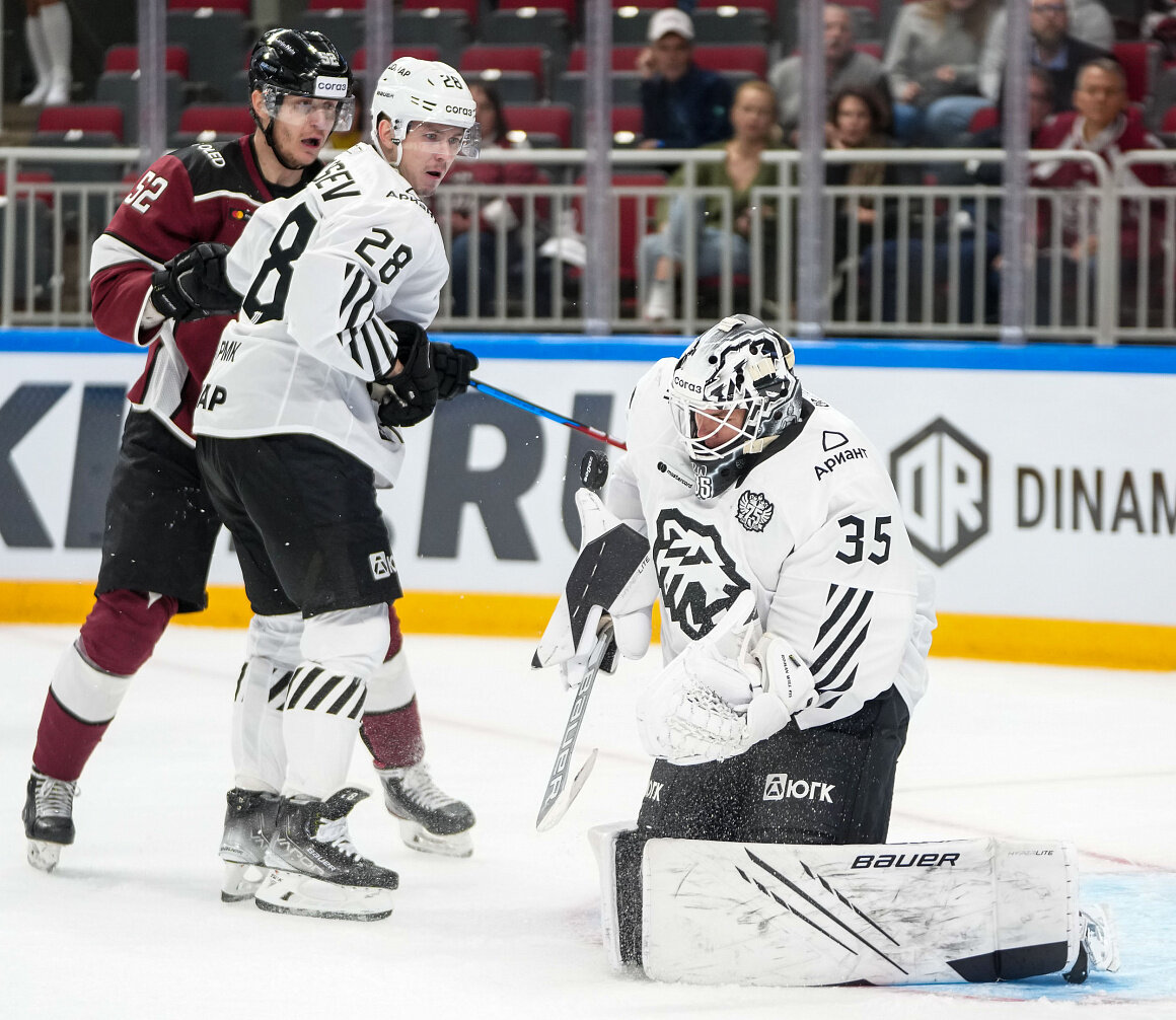 Порой у ворот "Трактора" очень жарко в начале сезона