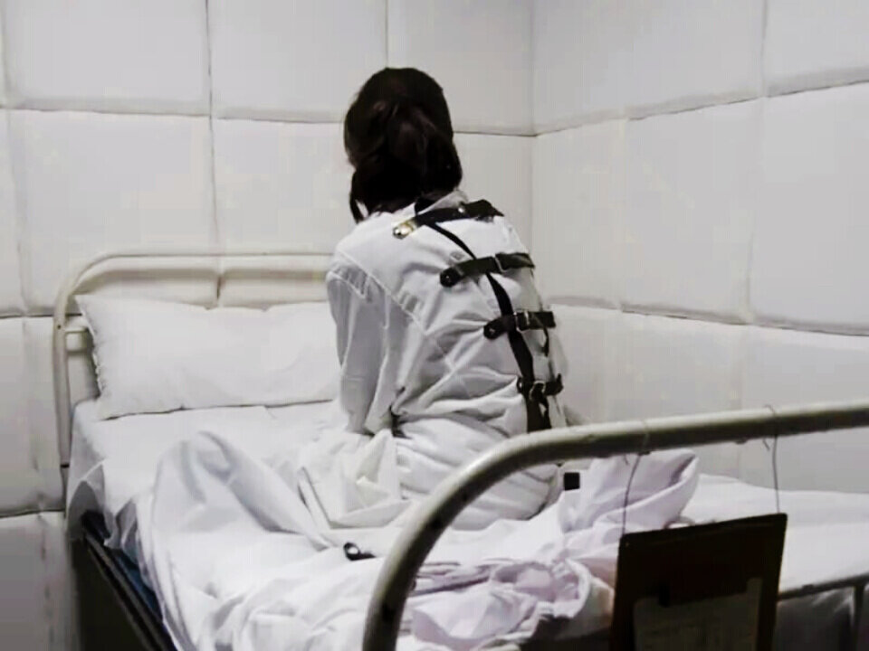 квест психбольница ростов. джокер и доктор квинзель. женщина в усмерительной рубашке. квест психиатрическая больница ростов-на-дону. девушка в психиатрической больнице.