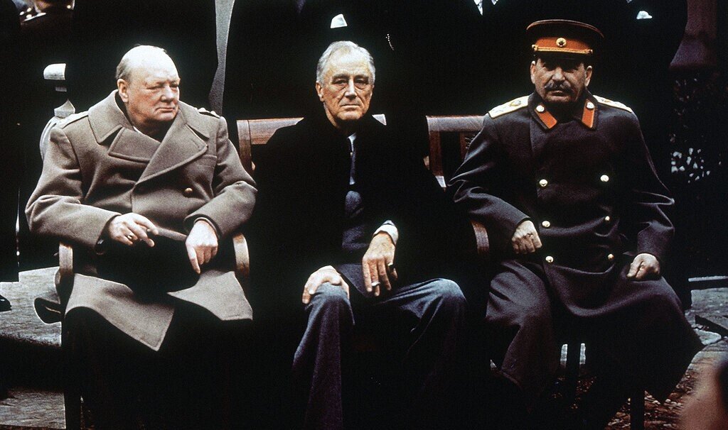 Черчилль, Рузвельт и Сталин на Ялтинской конференции.