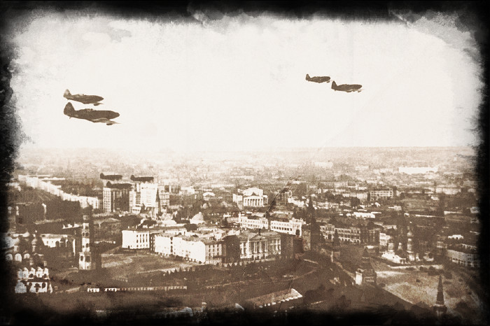 Согласно советским данным, опубликованным после войны, всего во время налётов на Москву погибло более двух тысяч человек, число раненых было примерно в три раза большим; было повреждено или разрушено 5584 жилых здания, 90 госпиталей, 253 школы и 19 театров и дворцов культуры