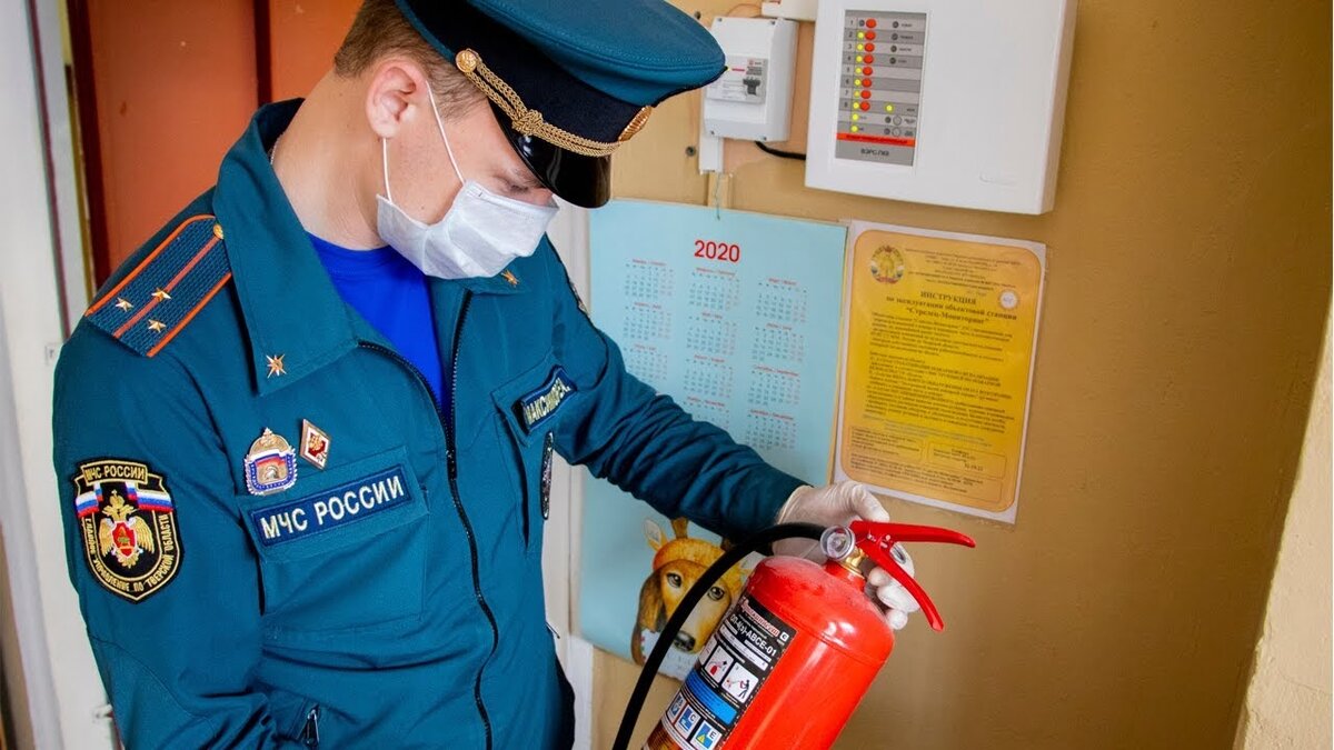 Быстро определить инспектора МЧС можно по форме и нагрудному знаку