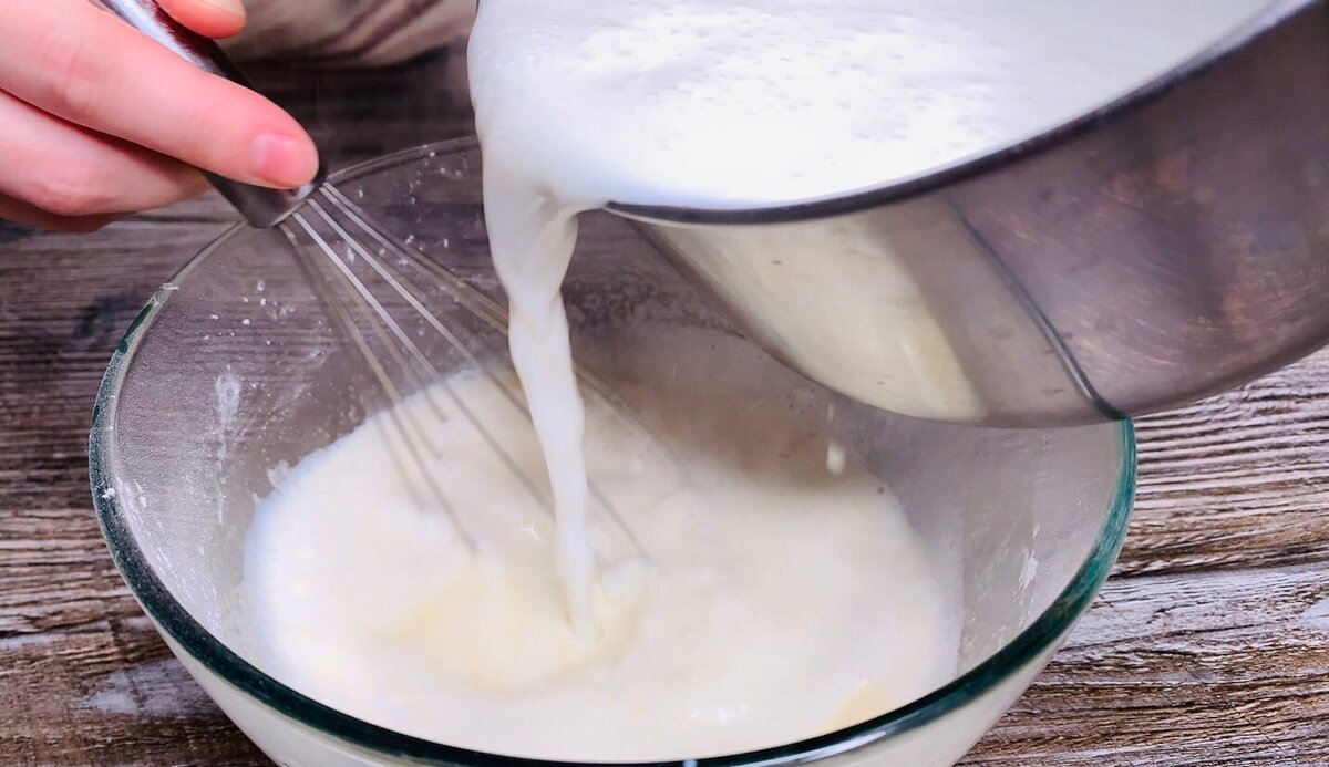 Вливаем часть молока и перемешиваем (Листайте)