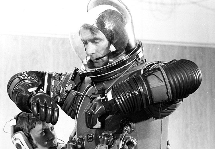 Почему в NASA не смогли сделать скафандр для Луны, если уже летали на ...