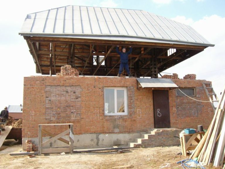 Как приподнять крышу чтобы надстроить стены для второго этажа0