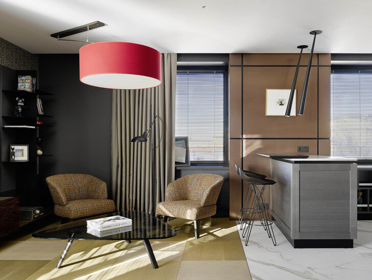 Площадь первой квартиры Андрея Малахова — 33 кв. м. Проект — работа дизайнера Макса Касымова.

Гостиная. Кресла и журнальный столик Sullivan, Minotti. Люстра, Hind Rabii. Торшер, Lambert. Стеллаж и подвесной модуль, Max Kasymov. На подоконнике — работа японского художника-концептуалиста Он Кавара.