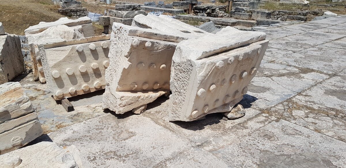 Рисунок 2. Лего-мегалиты.