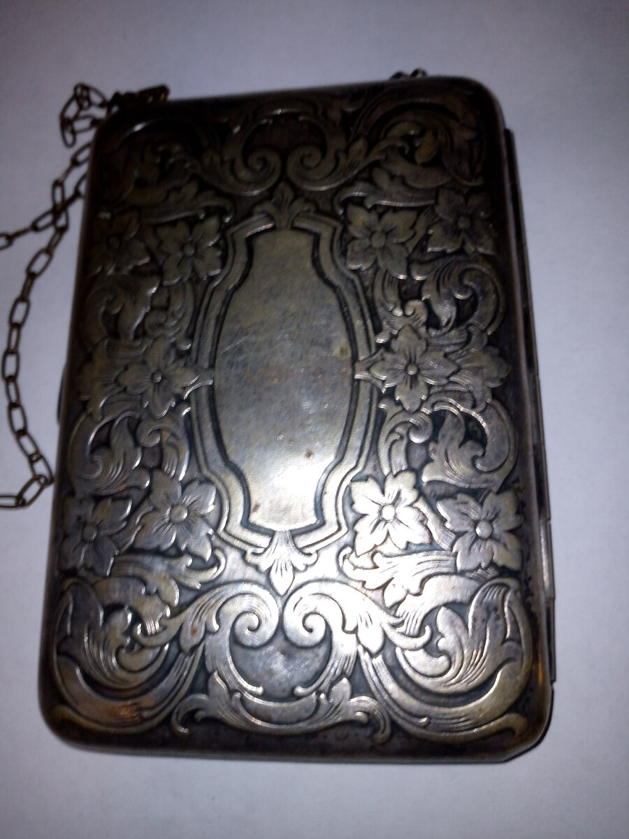 Монетница оформлена в викторианском стиле.