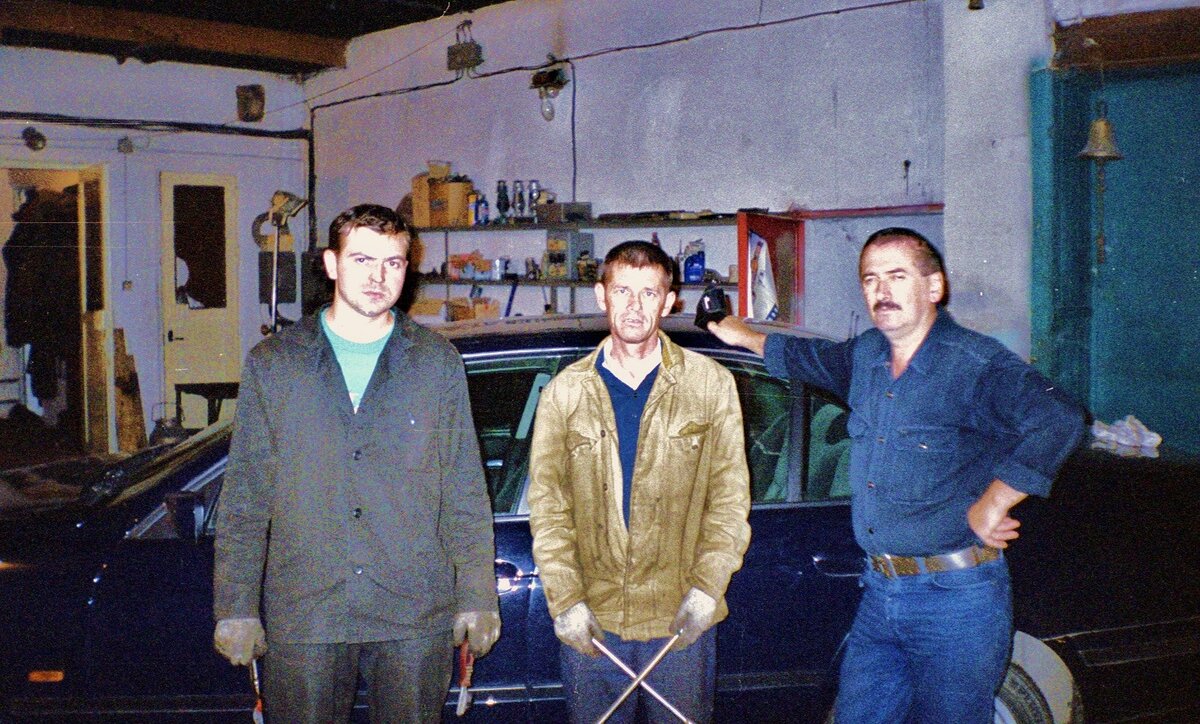 Тишаков Сергей, мастер по ремонту автомобилей, справа я собственной персоной.