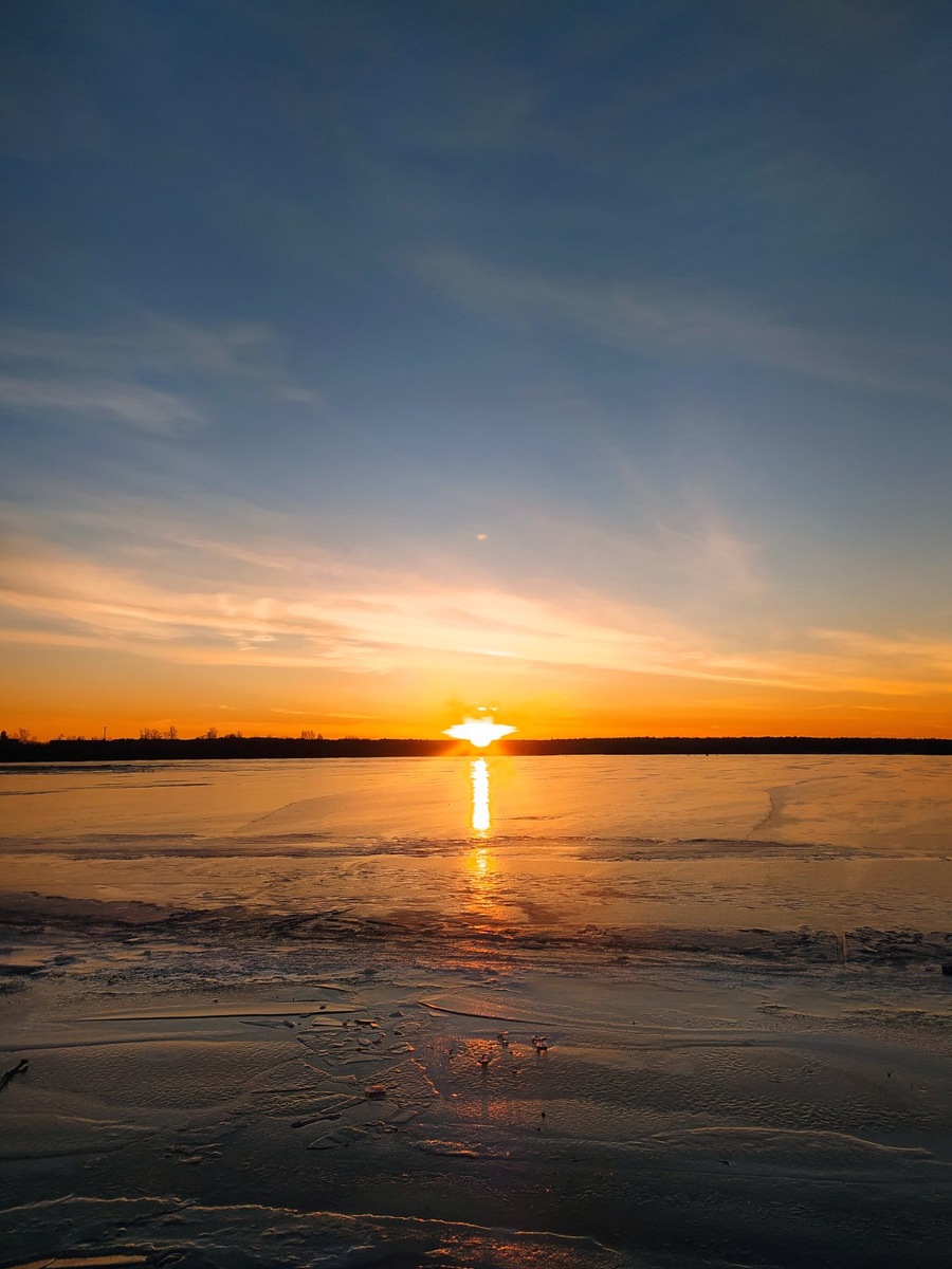 Прекрасный зимний вечер. Закат солнца. Фото сделано на телефон знакомым фотографом-любителем. 