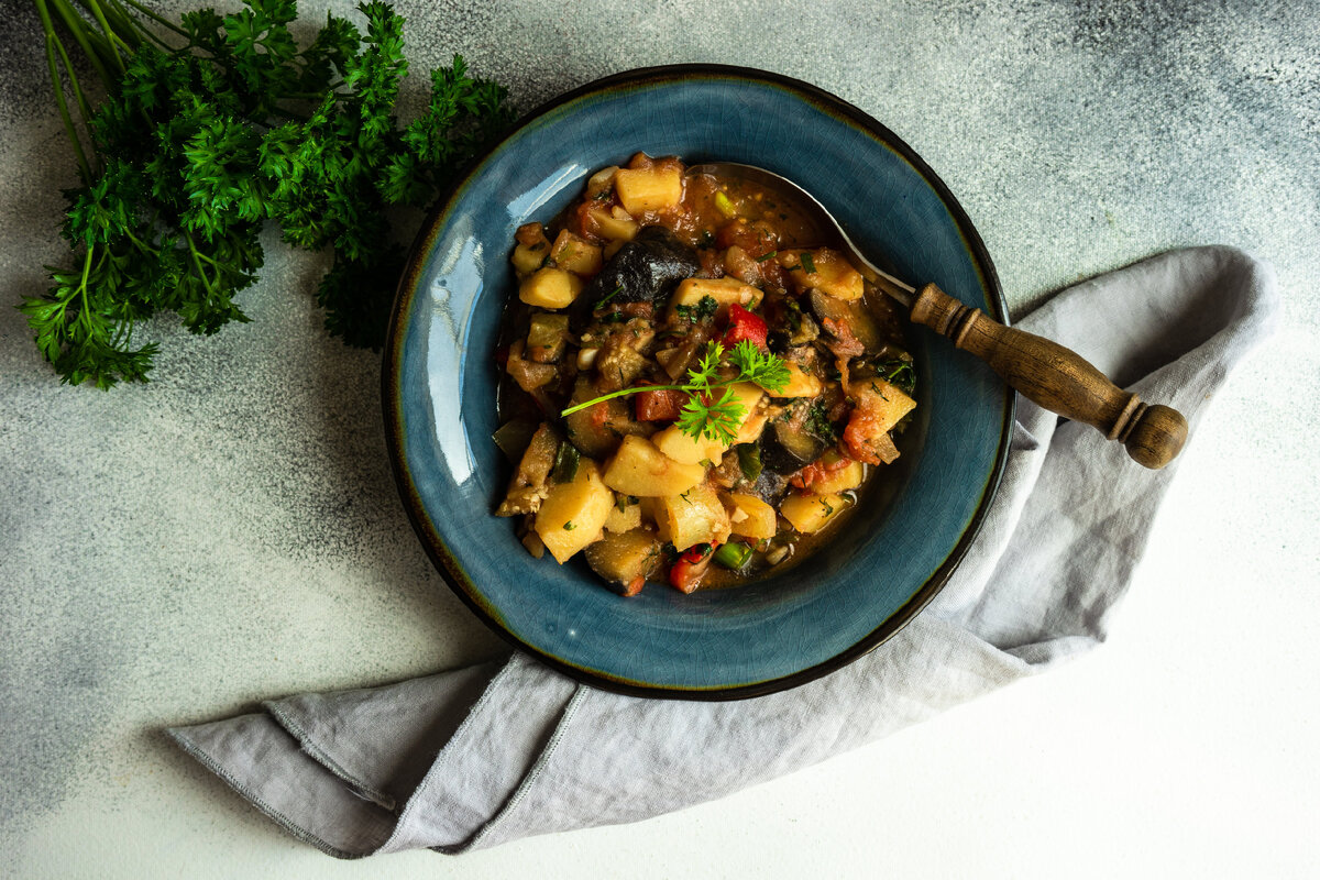 Овощное рагу с картошкой, капустой, кабачками и баклажаном. Очень вкусно и полезно!