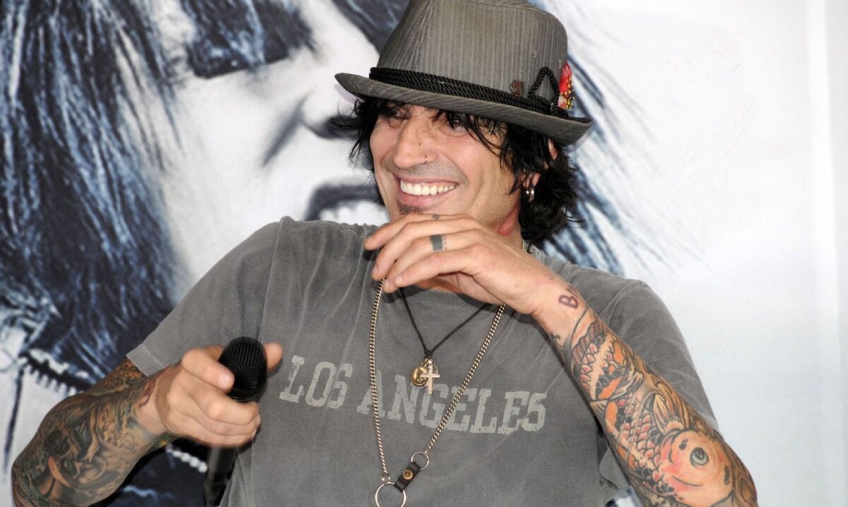 Томми ли уоллес. Mötley Crüe Томми ли. Tommy Lee нзгтп. Tommy Lee Motley Crue тату. Tommy Lee в полный рост.