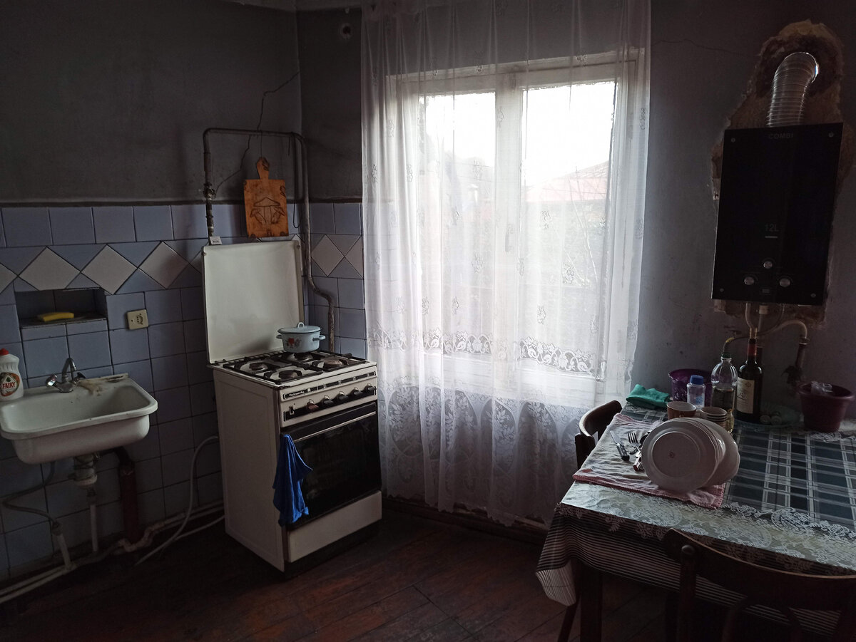 Частный дом, в котором сделали ремонт в 2-3-х комнатах, но до кухни не добрались.
