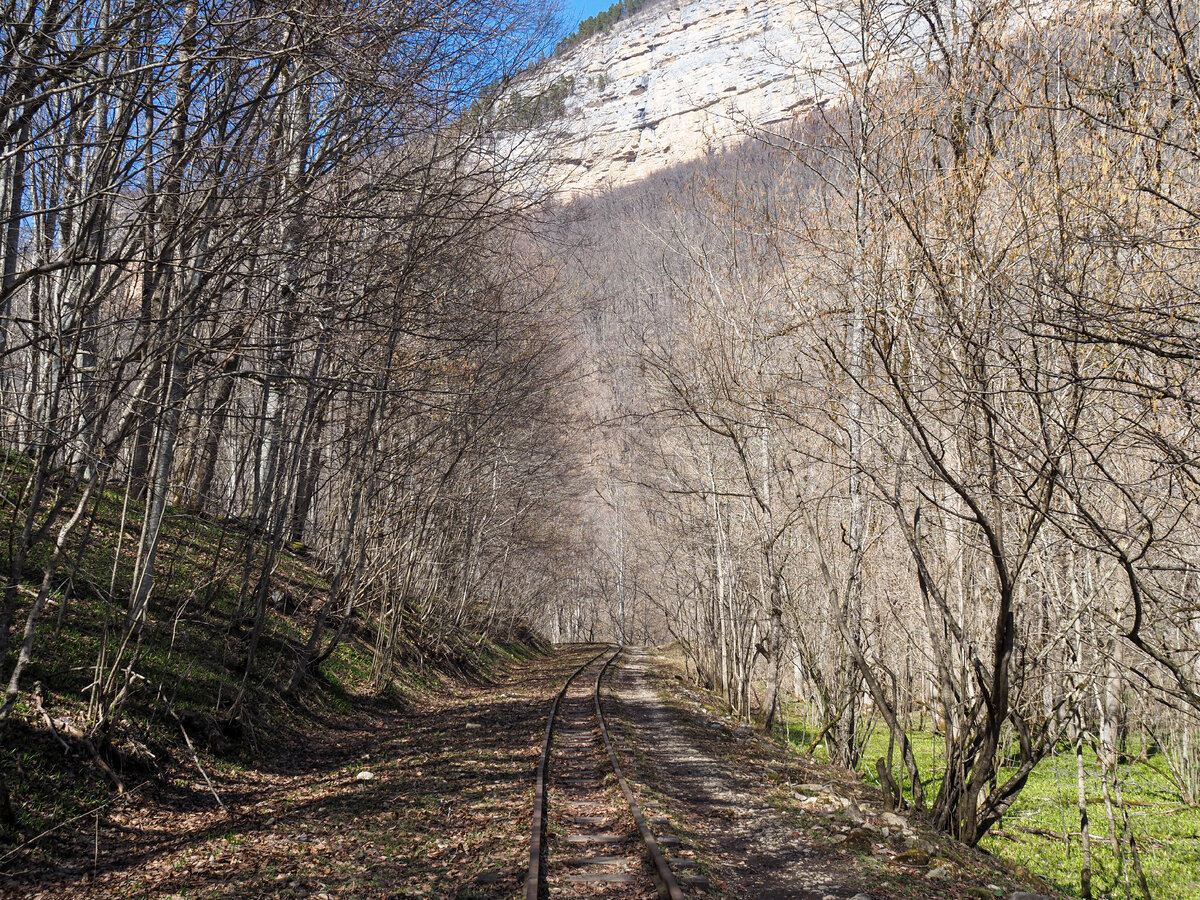Полотно дороги вдоль Гуамского ущелья. Вид на гору Ленина