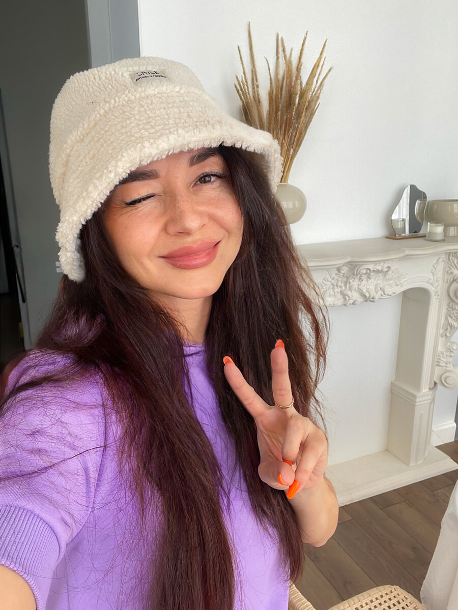 КАК УЛУЧШИТЬ КАЧЕСТВО ВОЛОС ДОМА👇
⠀
Меня часто спрашивают, возможно ли улучшить качество волос, особенно если они в плачевном состоянии или все дело в генетике?
⠀
Я скажу так: генетика имеет большое значение, но большинство из нас не знает, какой потенциал у нас есть!
И как этот потенциал использовать по максимуму, зная несложные и недорогие приемы по уходу за волосами😌
⠀
Итак, делюсь секретиками😉
⠀
💜Каждый день
⠀
✅Очень важен массаж кожи головы по 5-10 мин. для стимуляции кровоснабжения.
⠀
Волосяные фоликулы могут находиться в не активном состоянии из-за плохого кровоснабжения.
И корни из-за этого питаются очень плохо, волосы плохо растут и выпадают, хрупкие🤷🏽‍♀️
Я делаю каждый день 5 минуток с никотиновой кислотой(купи в любой аптеке), а в перерывах между курсами с мятной водой.
Очень приятно и можно выполнять например за просмотром фильма👌
⠀
💜1-2 р в неделю
⠀
✔️ На длину: растираю по несколько капель масла броколли в ладонях и смазываю чуть влажные волосы.
Особенно уделяю внимание кончикам: так мы сохраняем влагу внутри и защищаем от сечения и ломкости😍
Только при использовании масла нельзя использовать фен❌
⠀
💜1 раз в неделю
⠀
✔️ Маски для волос из масел
Рецептов полно Гугл и ютуб в помощь(или готовые)
Когда лень заморачиваться, просто наношу кокосовое масло или смешиваю масла макадамии и амлы.
Оставляю минимум на час-два (лучше на ночь), чтобы масло проникло внутрь.
⠀
Не забывай нажимать ❤️ и сохранить🥰 тебе несложно, а мне очень приятно❤️