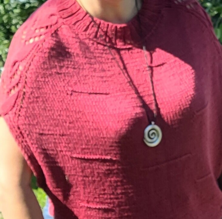 Честно скажу, модель в начале удивила меня, от слова очень. Я забежала в ближащий  торговый центр, нашла подобную модель для  примерки, и дааа...