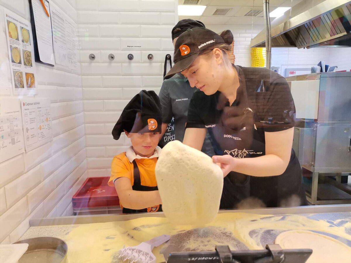 Фоторепортаж: На кухне известной пиццерии может побывать каждый желающий