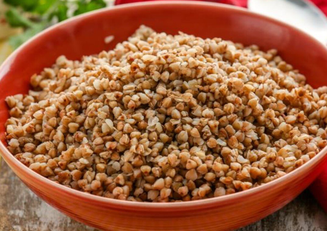 Гречка способствует очищению организма от вредных веществ, оказывает антиоксидантное действие, повышает сопротивляемость организма. Контроль сахара в крови. Витамины группы B, фосфолипиды, аминокислоты метионин, аргинин и треонин способствуют улучшению липидного обмена и препятствуют образованию жировых отложений.