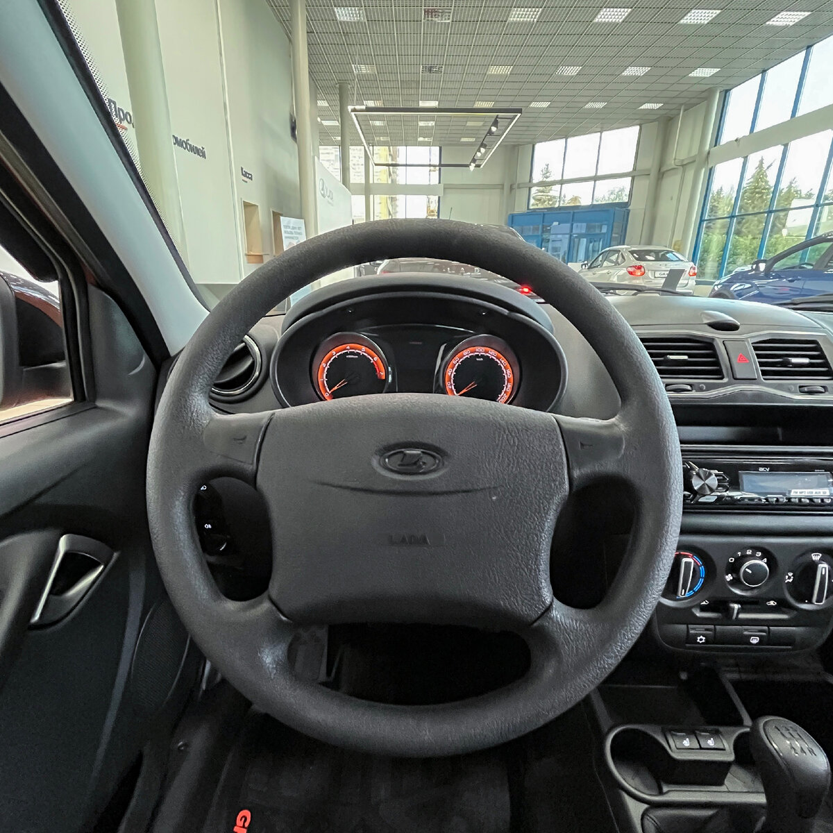 Руль здесь не от Приоры, как многие думают. Он свой. Подушка в нём конструктивно не предусмотрена.