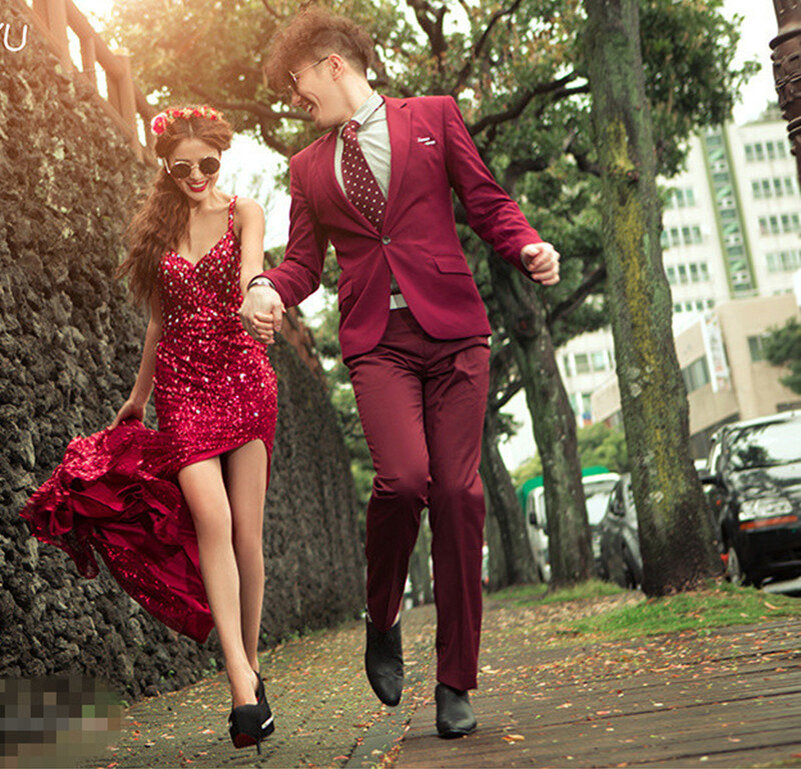 Красный мужчины и женщины. Парные костюмы на свадьбу. Парный наряд на выпускной. Наряд для пары в одном стиле. Девушка в платье с парнем.