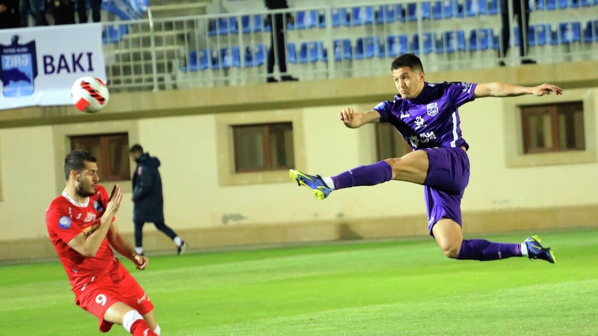    Защитник азербайджанского "Сумгаита" Джамалдин Ходжаниязов (справа)© пресс-служба клуба "Сумгаит"