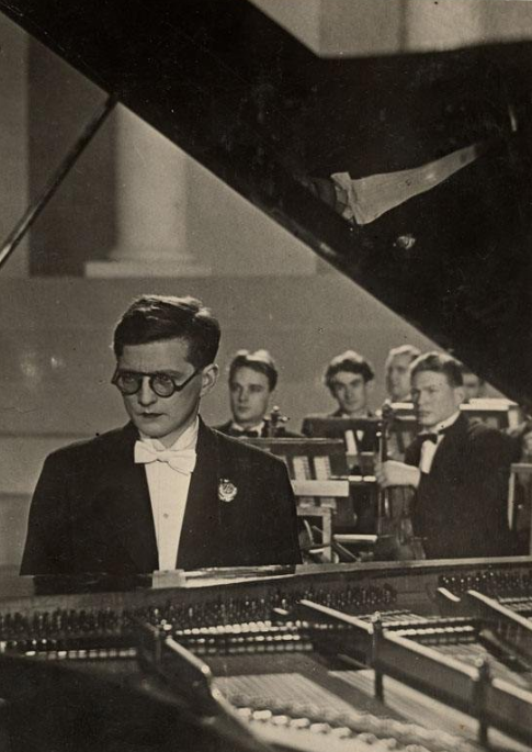Фотография. Дмитрий Дмитриевич Шостакович за роялем. 1940. Хранится в Санкт-Петербургском государственном литературно-мемориальном музее Анны Ахматовой в Фонтанном Доме. Источник: Госкаталог.РФ