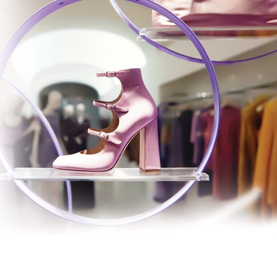 Покупатель обращает внимание 
 на выделенные светом позиции 
 быстрее, чем при одинаковом 
 уровне освещенности витрины