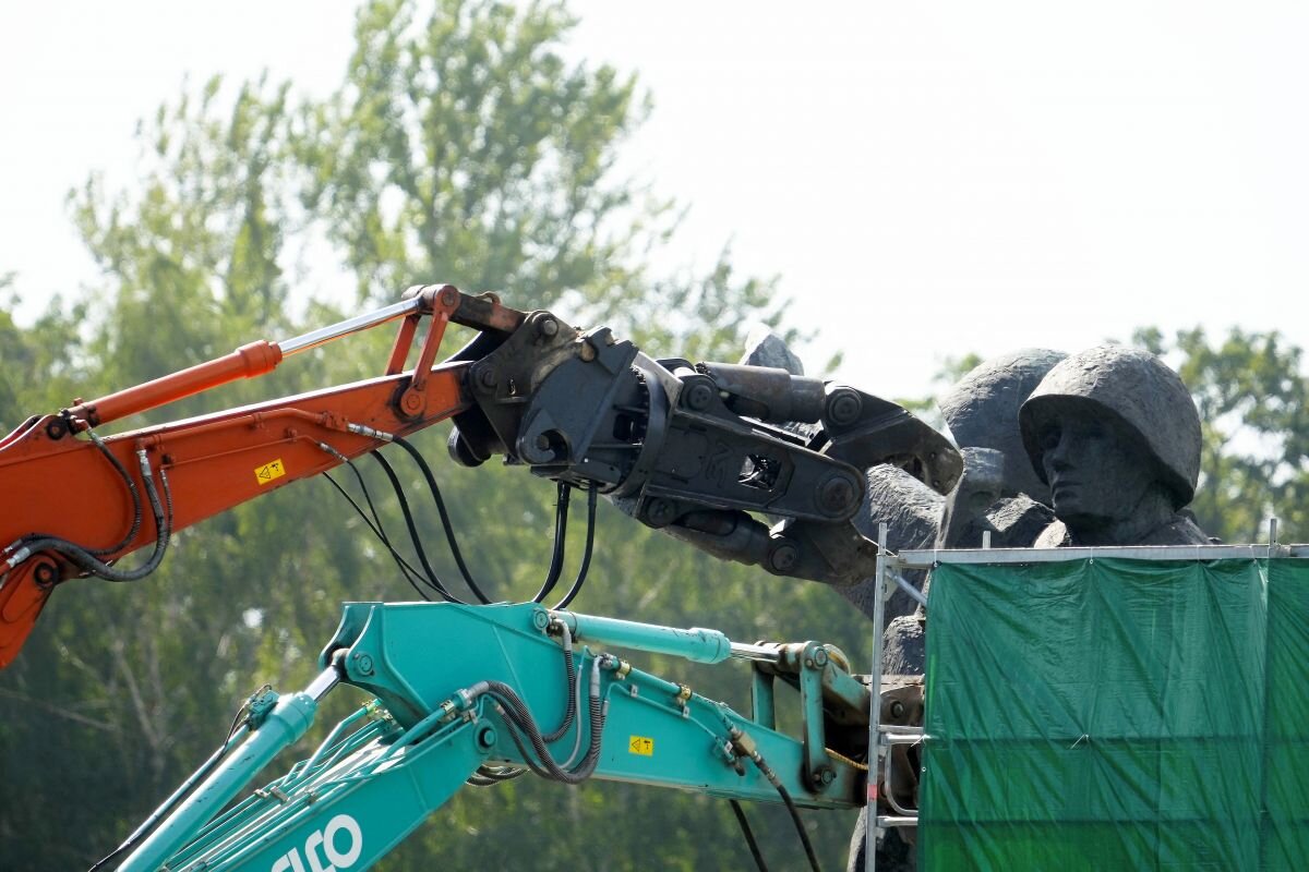    Российский посол назвал «изуверским» демонтаж памятника Освободителям Риги