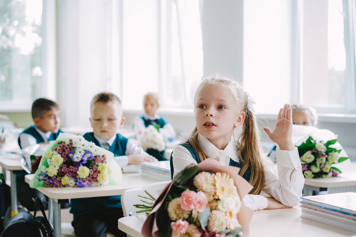 Первоклассники на линейке. День знаний. Первоклассник за партой. Первоклассники в классе. Школы с первого сентября.