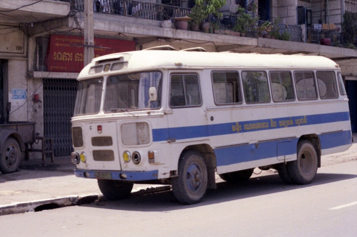 Фотографии 1990 года с советскими автобусами в Камбоджи: ПАЗы, ЛАЗы и даже  Кубань | Все о грузовиках – Trucksplanet | Дзен