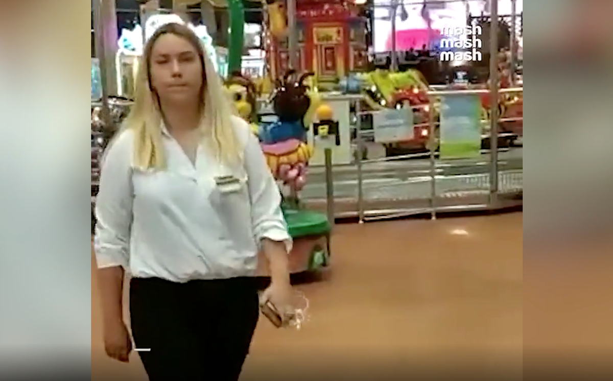сотрудница ТЦ Муссон выгнавшая ребенка из детского комплекса