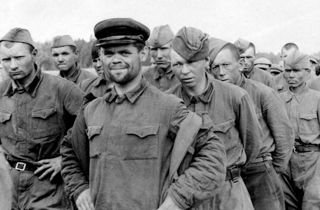 Смотрю на зека: В одной руке фрица несет а в другой вражеский пулемёт - Как вовевали Зеки в Великую Отечественную
