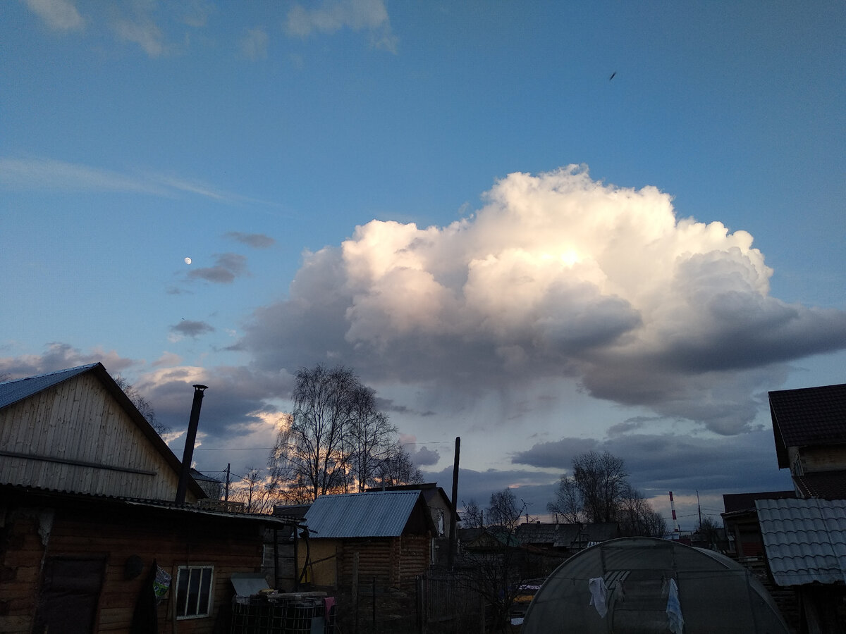 Из облака выпадают осадки дождя, которые вновь за счет испарения возвращаются вверх